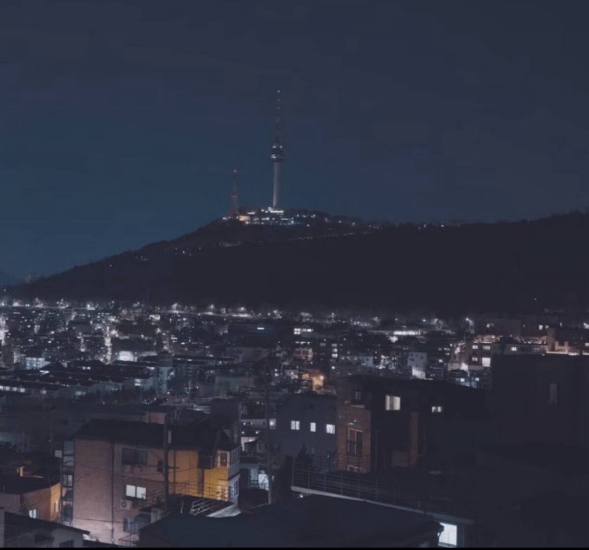 #«The Christmas Song» - это не просто праздничный трек, а музыка для тех моментов, когда хочется тишины, тепла и настоящего ощущения Рождества.