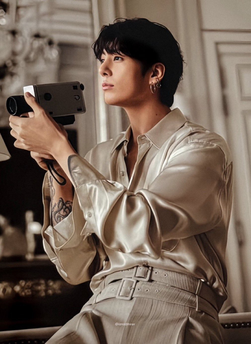 #Чонгук исполнил нам кавер на песню "The Christmas Song", задействовав съемку с видом на башню Намсан, которую хорошо видно на крыше его собственного дома! Лучший подарок к Рождественским праздникам! Спасибо большое Чонгук!