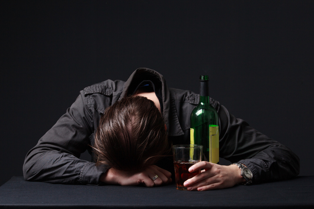Нарастающая потребность в спиртном. (источник изображения: freepik.com)