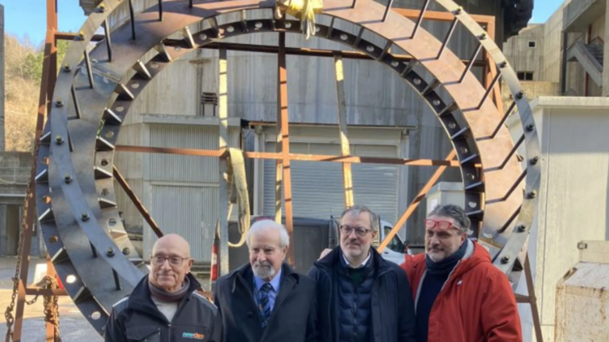    Технология основана на использовании расплавленного свинца, который выполняет роль охлаждающей среды