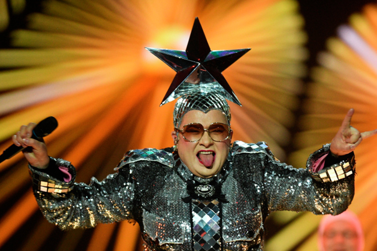    На мероприятии включили песню «Гулянка» Данилко*. Там в припеве приводятся строчки из стихотворения поэта Павла Чубинского, которые легли в основу гимна Украины.   
Фото: © Владимир Астапкович, РИА «Новости»