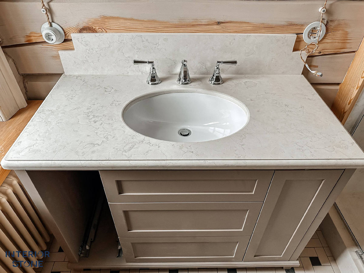 Столешница санузла из натурального мрамора Бьянко Перлино