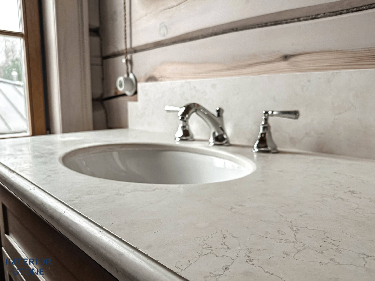 Столешница санузла из натурального мрамора Бьянко Перлино