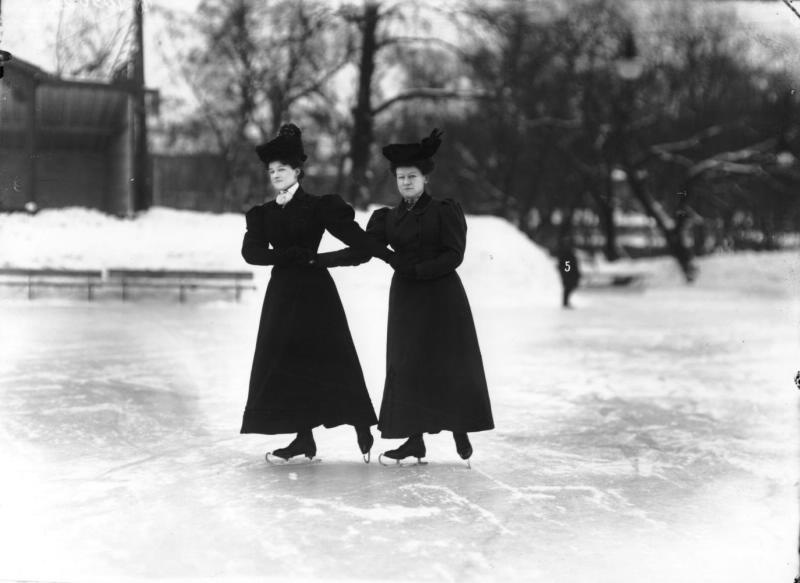 Юсуповский сад. Женщины на катке. 1900 год