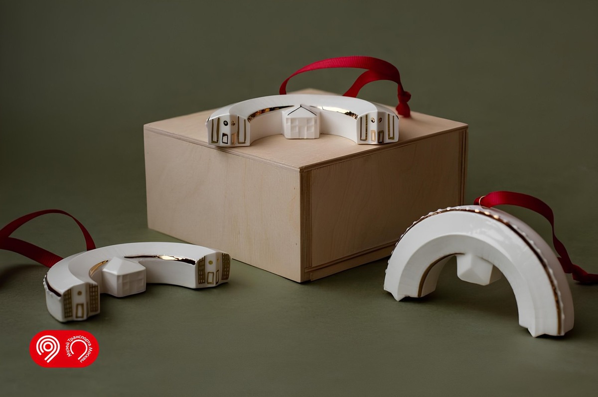    Гараж Мельникова стал елочным украшением