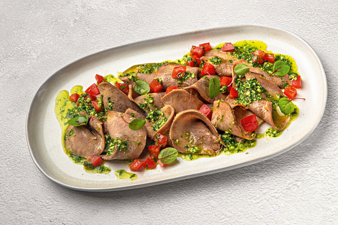    Говяжий язык с помидорами и соусом песто Фото: Елена Абрамова