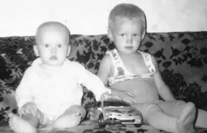 Даня Милохин в детстве с братом.