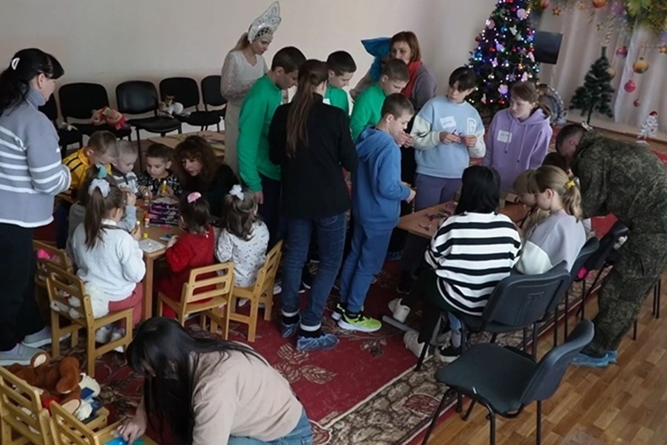    Для детей реабилитационного центра ДНР танкисты ВС РФ организовали утренник. Фото: Минобороны России