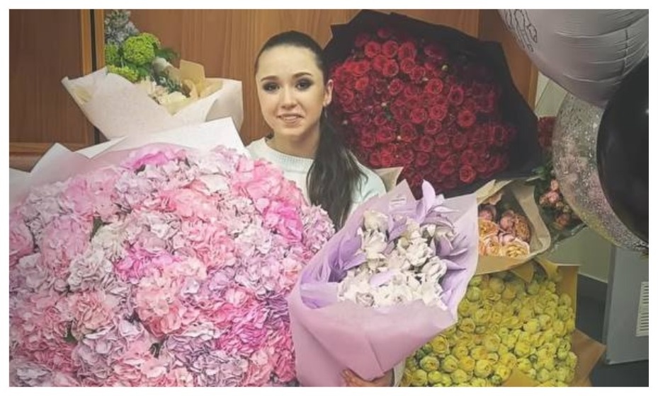    Валиеву обставили цветами после успешного шоу. Фото: Личная страница Камилы Валиевой в соцсетях