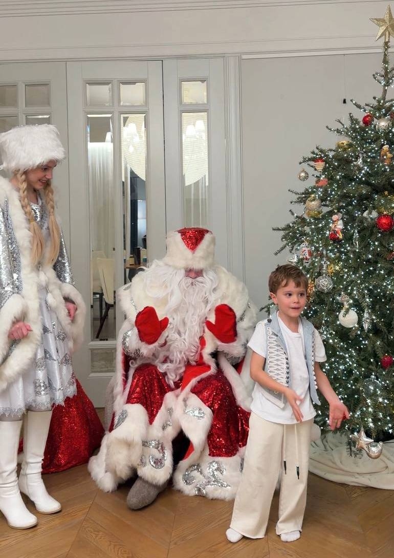    Снегурочка и Дед Мороз поздравили младшего сына Елены ПерминовойСоцсети Елены Перминовой