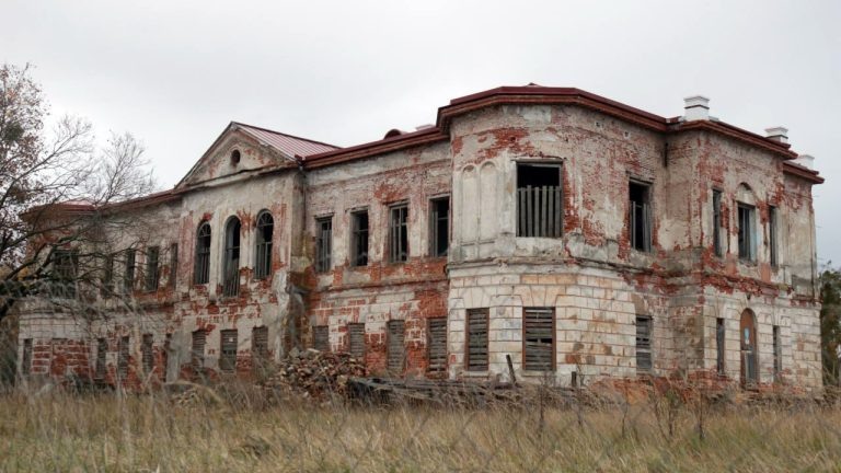 «А расказаць, як майму бацьку пан у шапку цукерак насыпаў?» Даведаліся, як нараўляне ўспамінаюць Горватаў, якія пабудавалі палац у Нароўлі
