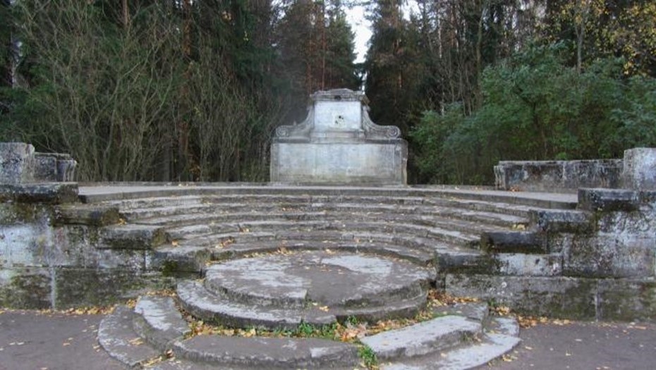    "Амфитеатр" со статуей "Флора" Автор фото: citywalls.ru