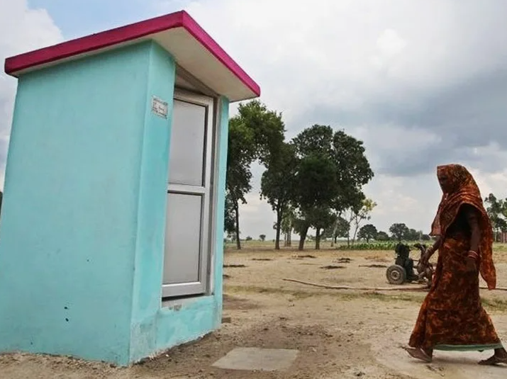 Очень модный уличный туалет с нулевой вентиляцияй. Чертежей индусам не выдают
