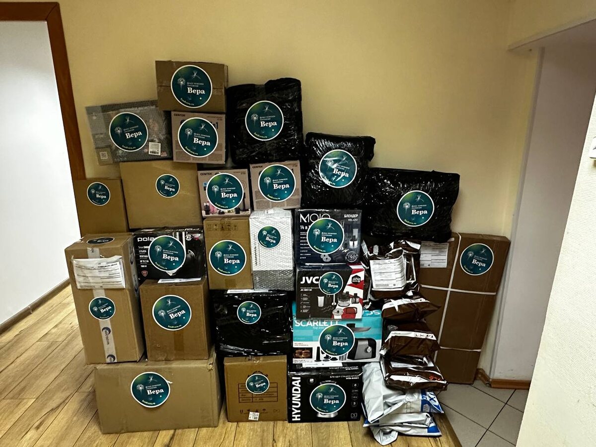 Собираем подарки в офисе фонда.