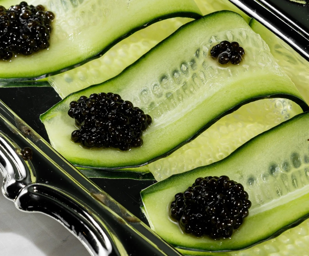 Черная икра — деликатес, который ценится за вкус, пользу и статус.