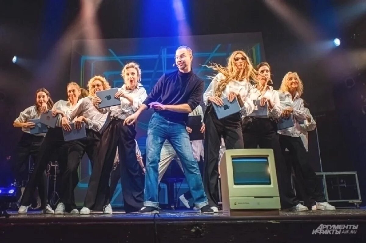    Театр «У Никитских ворот» потряс очередным театральным экспериментом — невиданным доселе жанром — шоу-джаз-поэмой «Джобс».