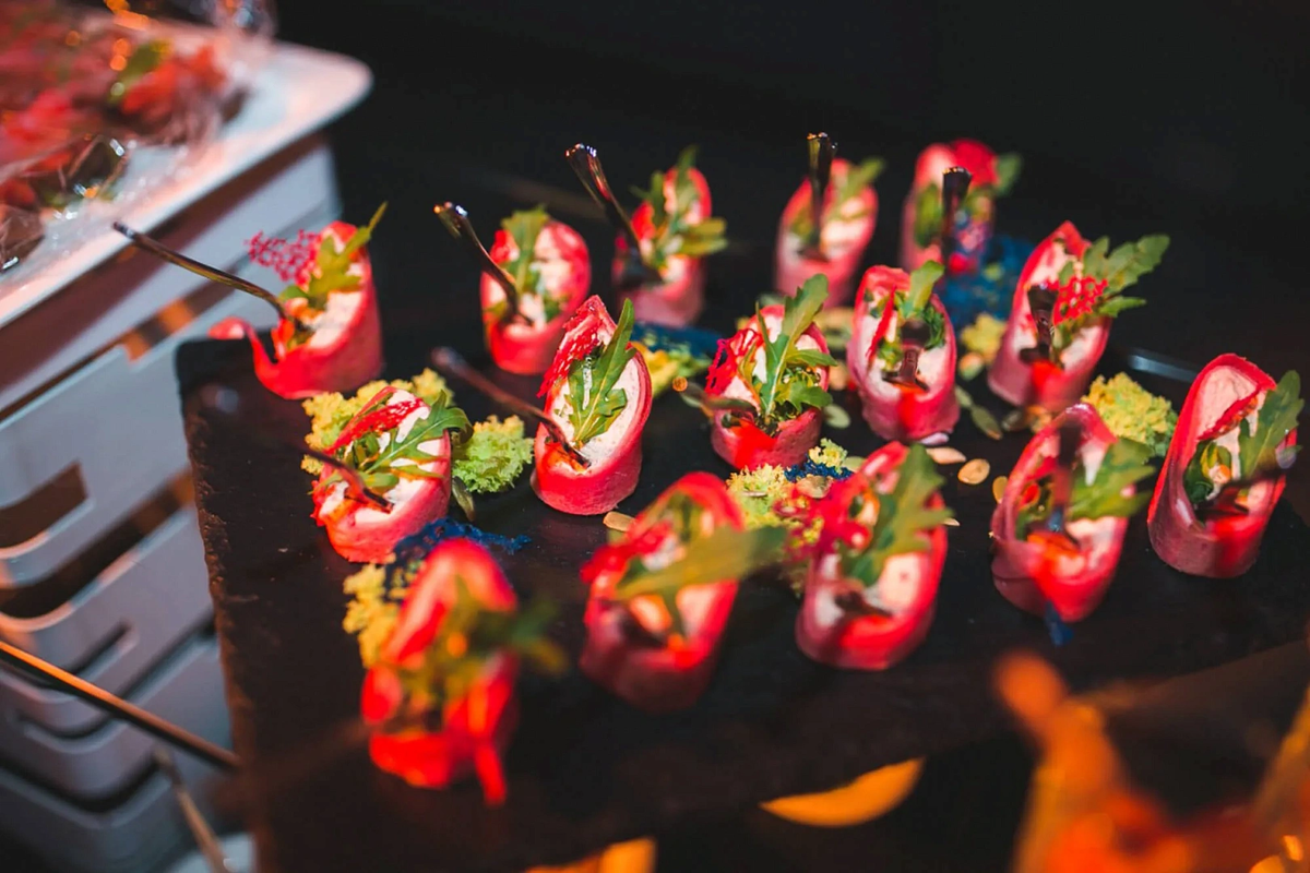 Фуршетные закуски: каннеллони, канапе или веррины - доставка от shop.m-catering.ru