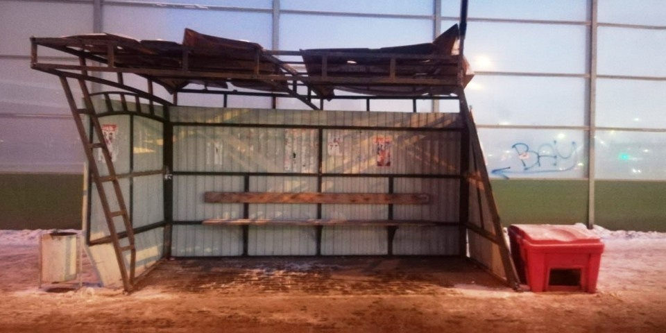    В Калуге на улице Фомушина разрушилась остановка общественного транспорта.