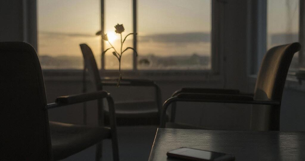 Почему ушедший возвращается: механизм, который не видят брошенные