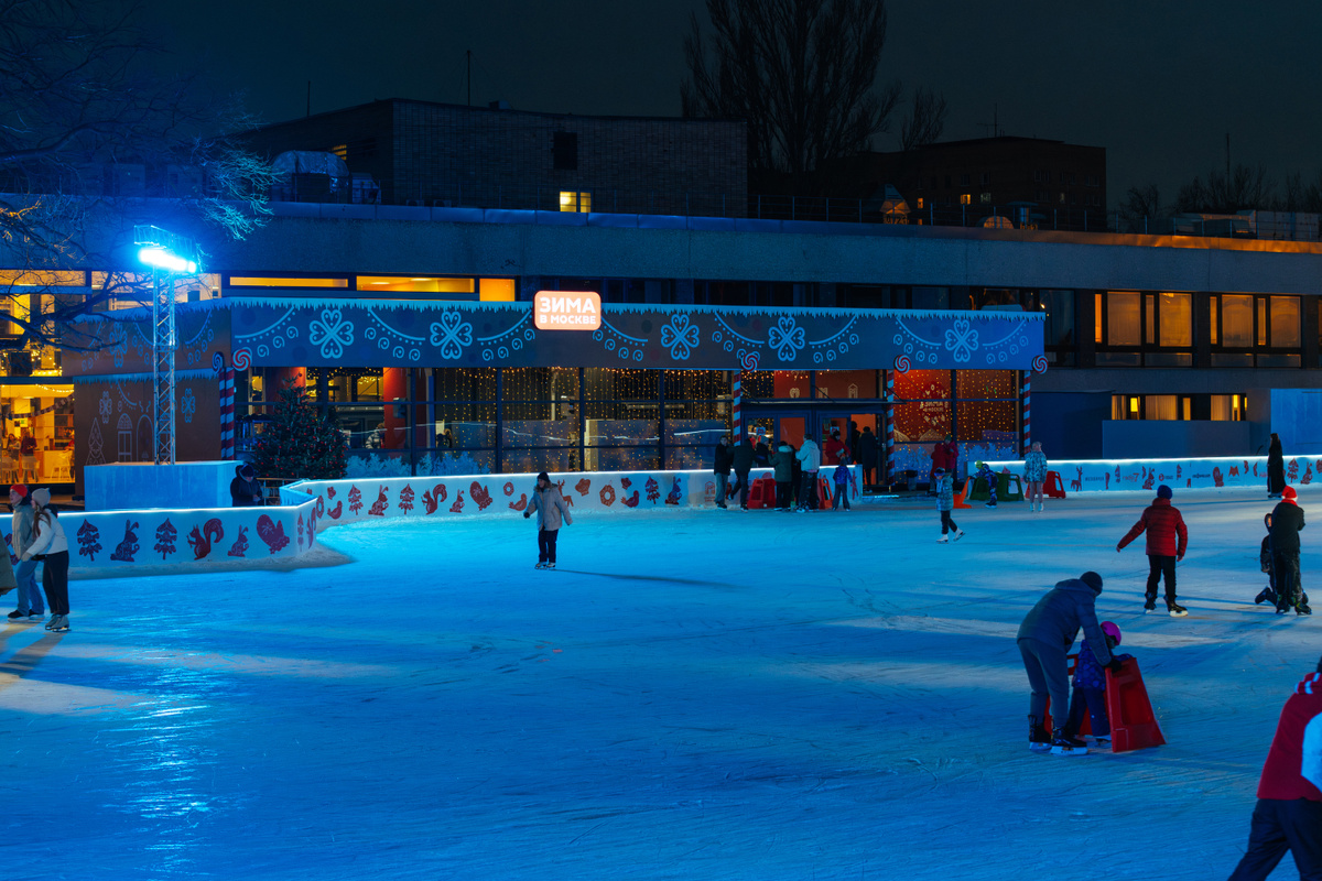 Каток у Дворца пионеров на Воробьёвых Горах. Фото: Про Мой район