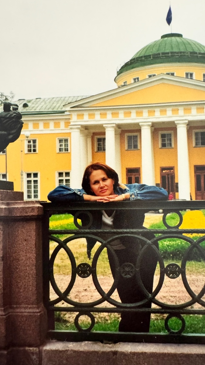 «Поедем жить в деревню», - продолжал успокаивать меня муж. «Я там найду тебе и себе хорошую работу. Ты не ленивая, хозяйственная, справишься».