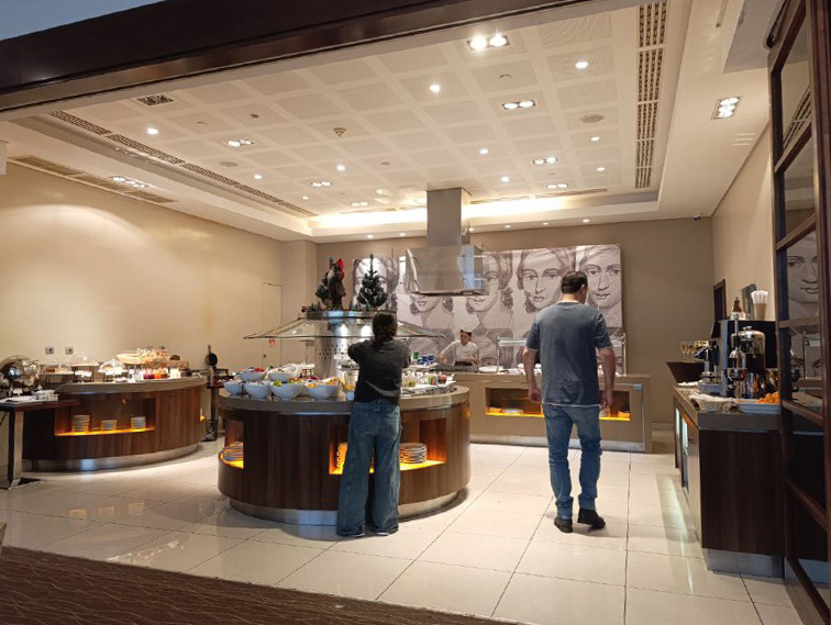 Вот так выглядит зона шведского стола. На картинки из Турции не похоже.