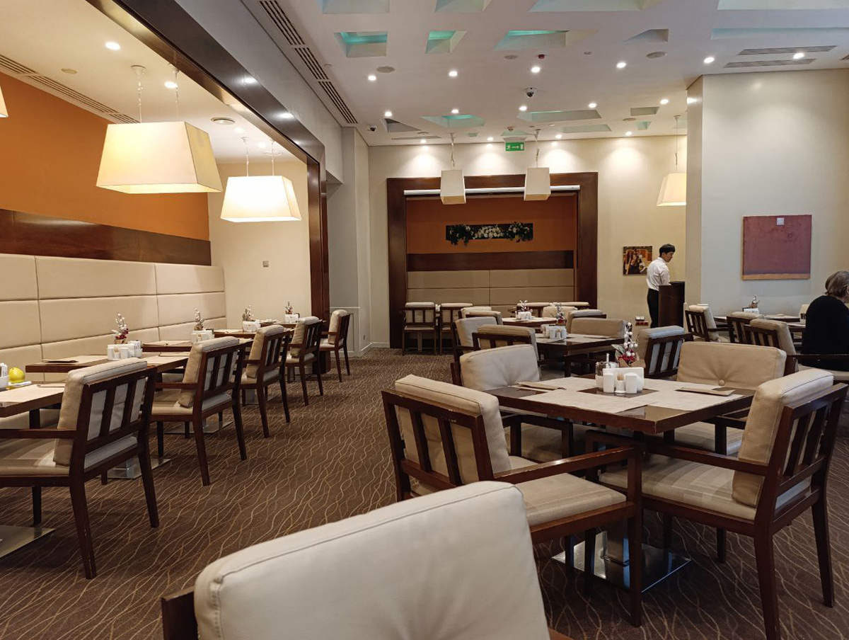 Зал достаточно уютный. Официанты ходят, убирают грязную посуду со столов и меняют приборы при необходимости.