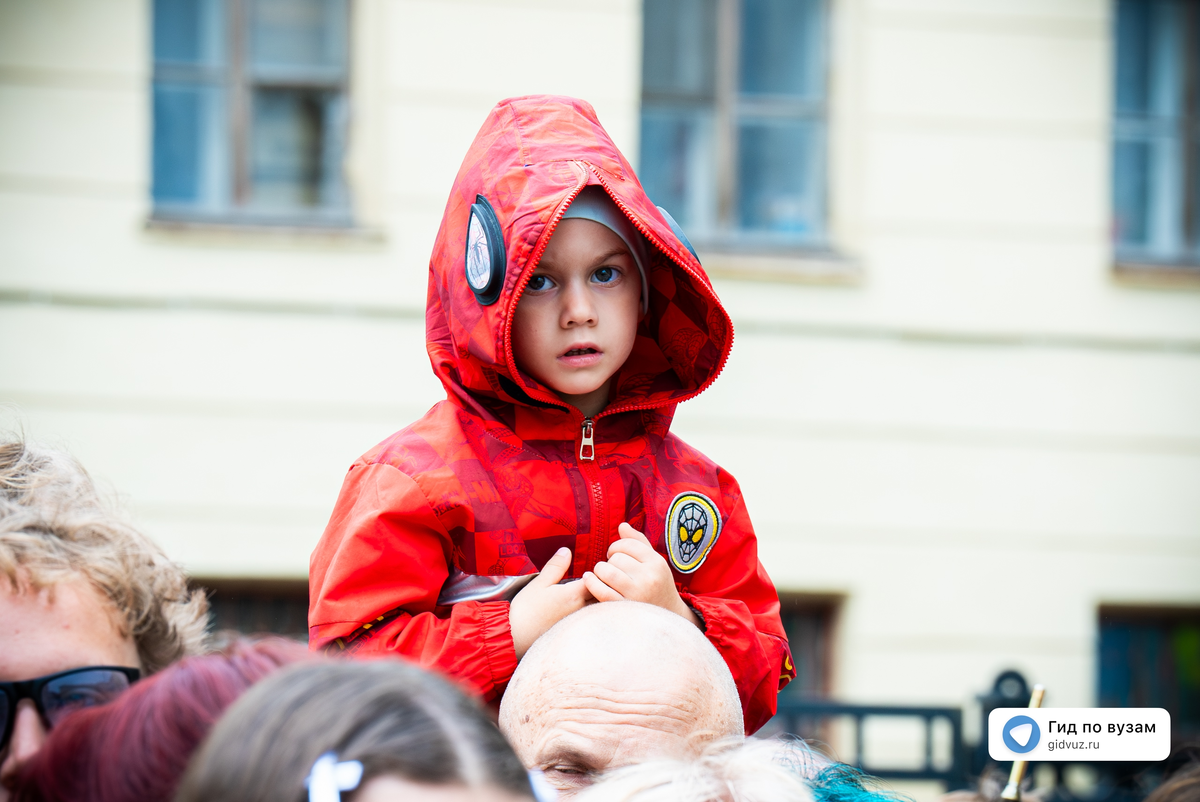 День знаний 2025 в школе №169 Центрального района. СМИ «Гид по вузам»