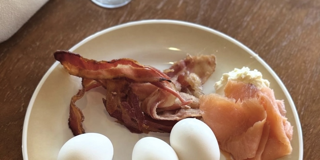 Запивать еду водой: врачи объясняют, когда это миф, а когда — правда