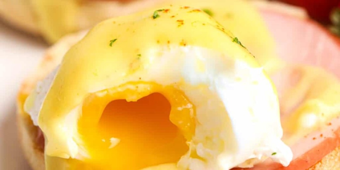 Яйца бенедикт - бутерброд с яйцом, ветчиной и соусом