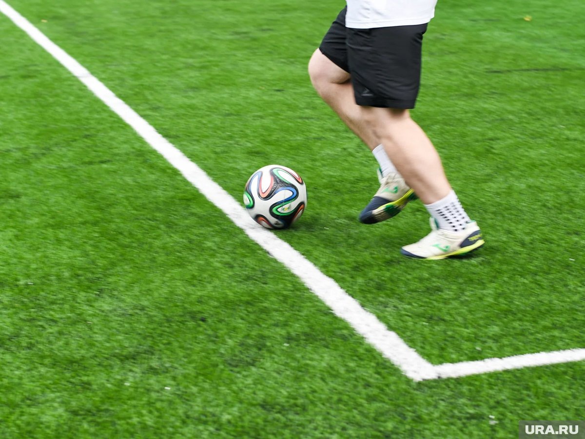     Подарили мерч с символикой клуба и пригласительные на домашние матчи