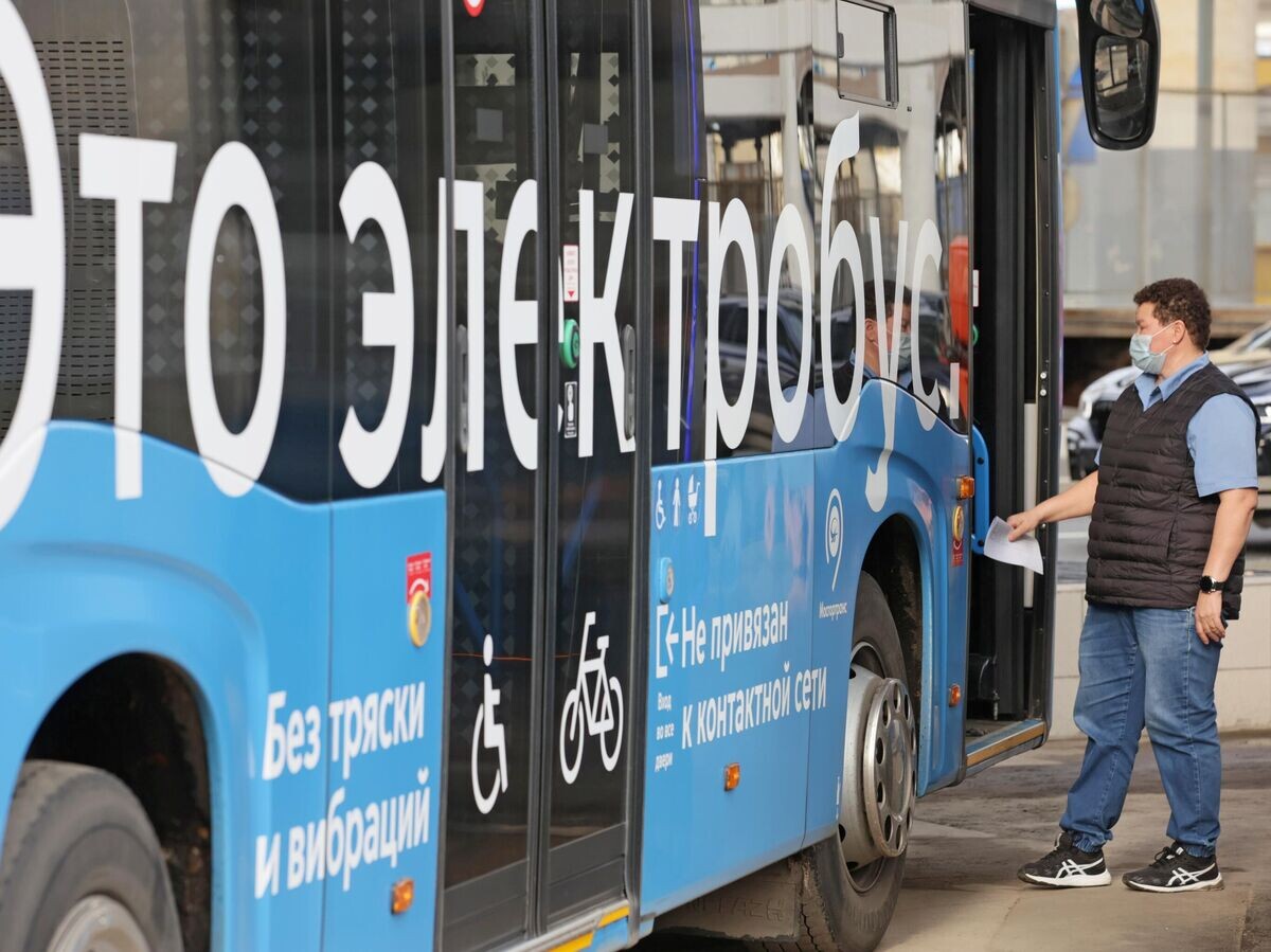    Электробус, следующий по маршруту №м32 во время подзарядки | © РИА Новости / Виталий Белоусов