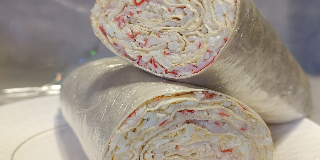 Рулет с домашним плавленым сыром и крабовыми палочками