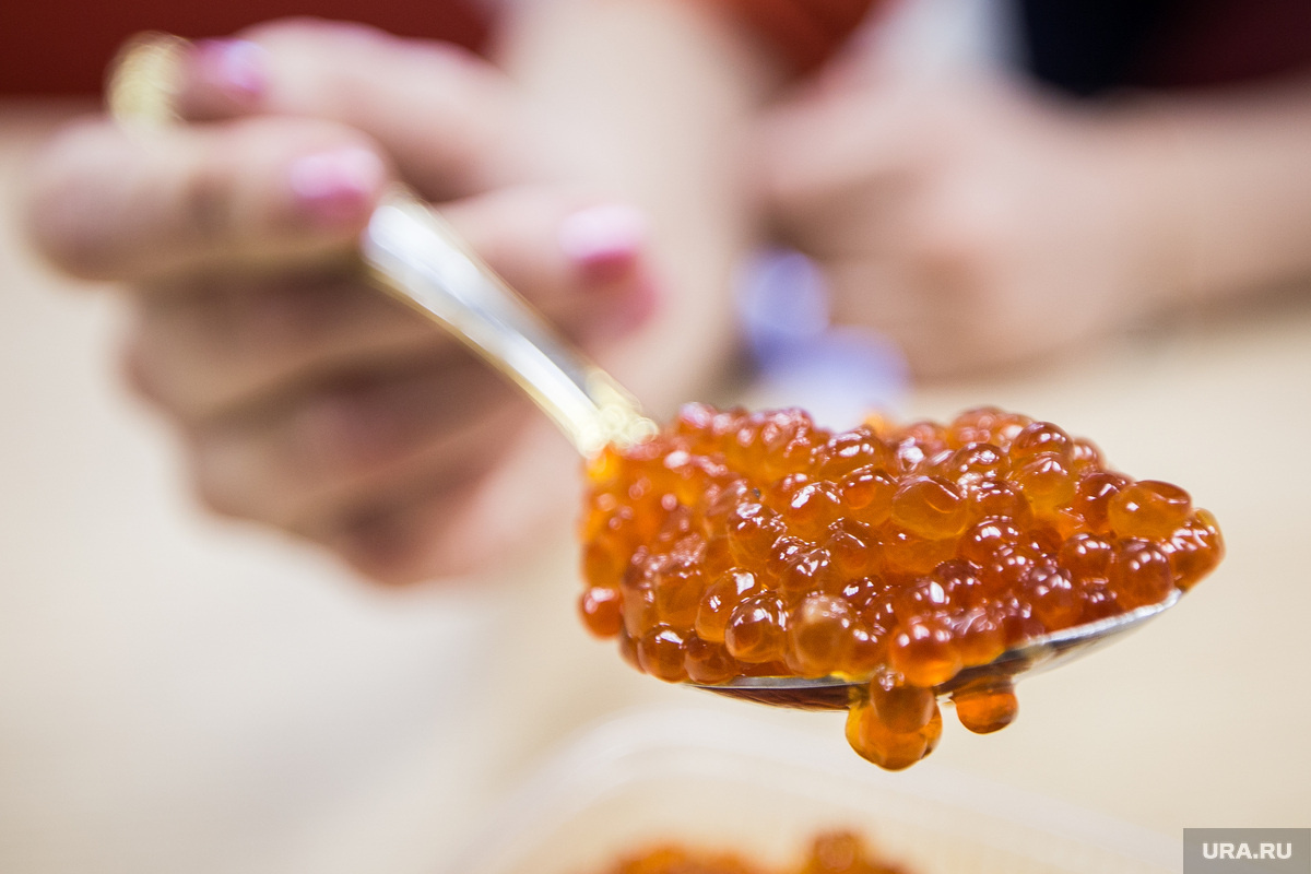 Распознать настоящую красную икру можно по нескольким признакам. Фото: Владимир Жабриков © URA.RU