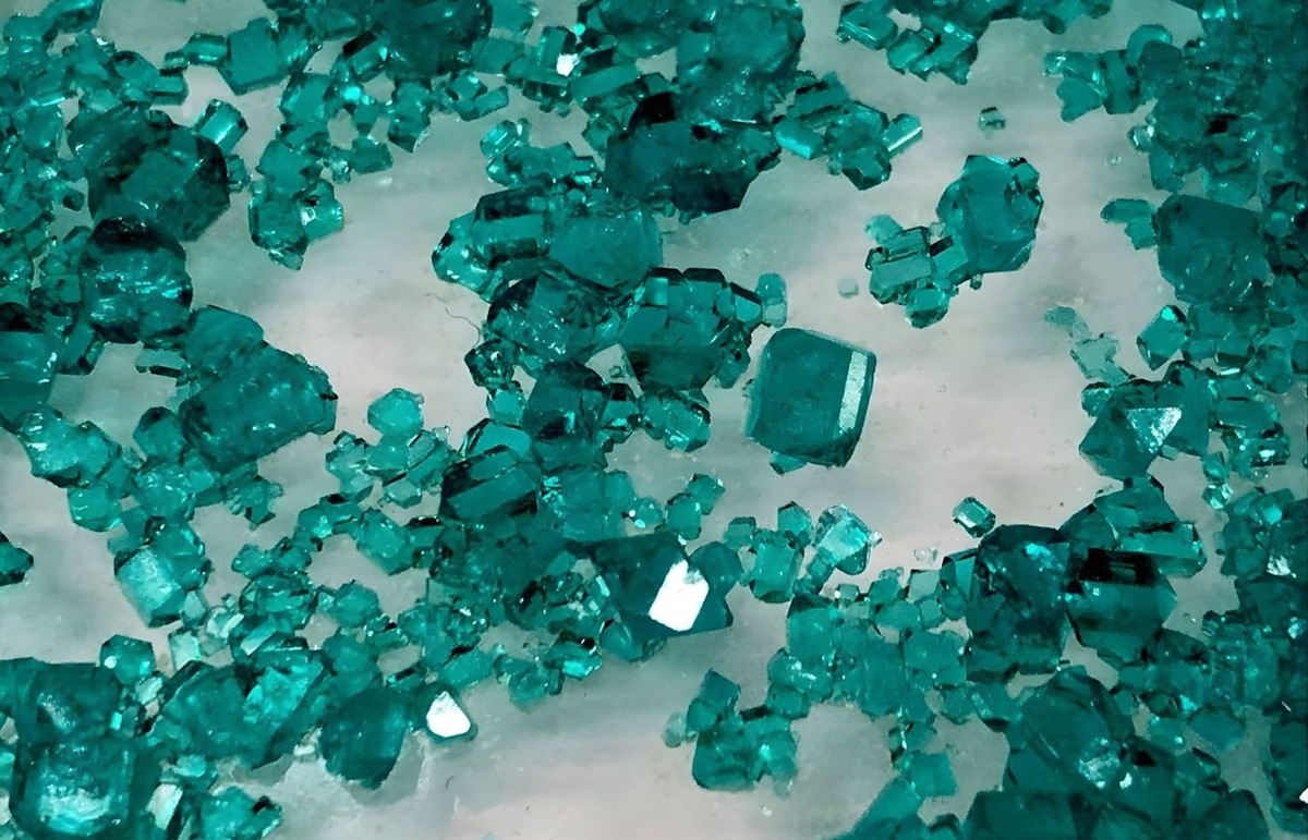    Кристаллы синтетического буссенготита — аналога минерала, найденного в метеорите Orguei.