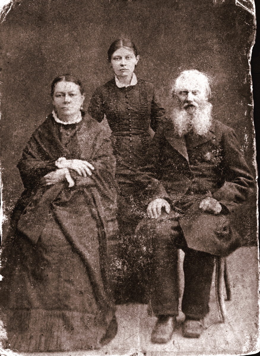 М.М. Шолохов, М.В. Шолохова, О.М. Шолохова (дед, бабушка, тетя писателя) 1880 г.