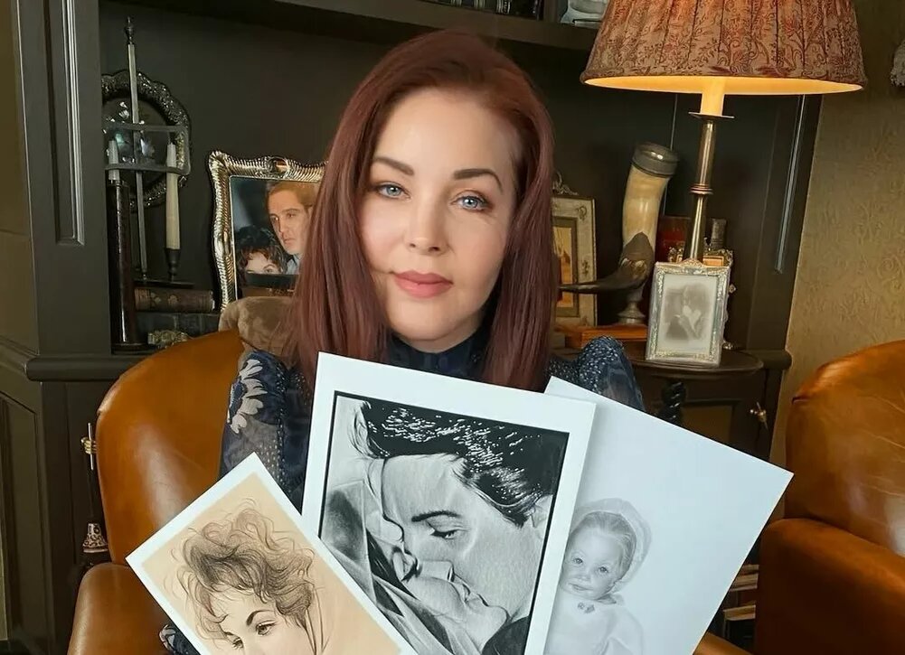    Присцилла Пресли позирует на редком фото с внучками-близнецами