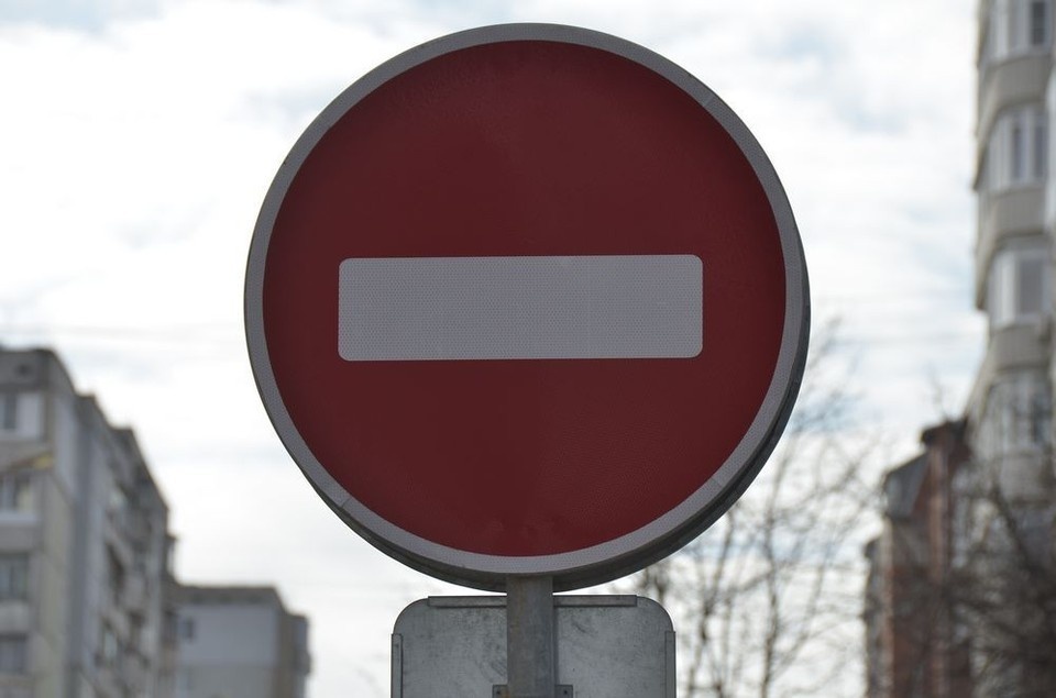    В Туле на улицах Хворостухина и Бондаренко ограничили движение из-за коммунальной аварии. Алексей ФОКИН