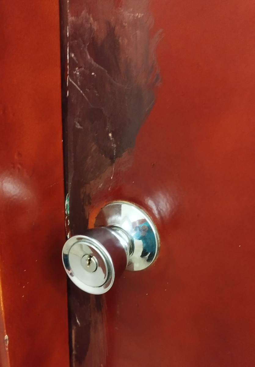 Дверь в комнату в отеле Summerland Motel