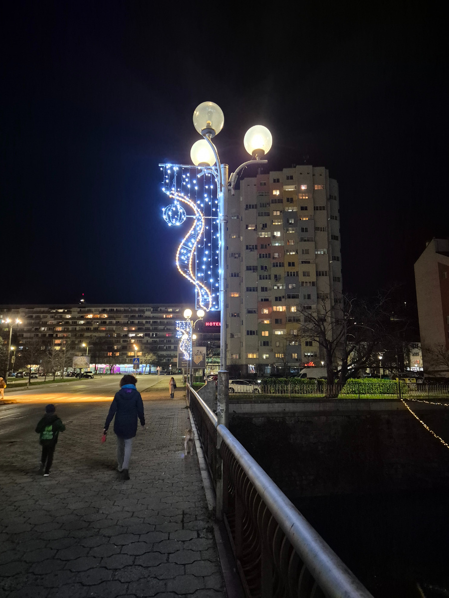 Предрождественское Габрово, не московская иллюминация, конечно, но тоже стараются.