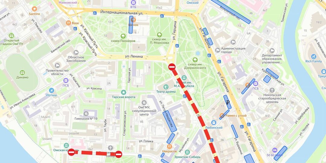 Где можно будет припарковать машину в новогоднюю ночь в центре Омска? Власти показали карту с разрешенными местами