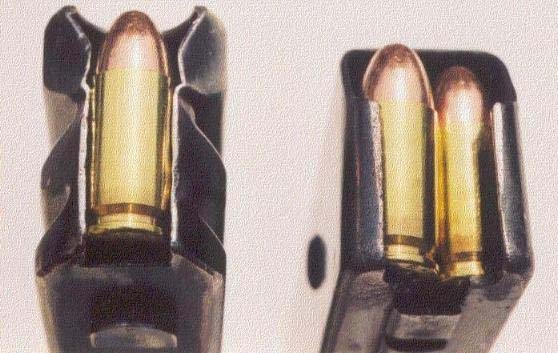 Слева - румынский магазин Orita SMG на 32 патрона, справа - Beretta SMG на 40 патронов