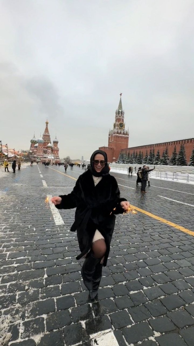 Как оказалось бенгальские огни тоже не разрешают зажигать на Красной площади. Имейте в виду