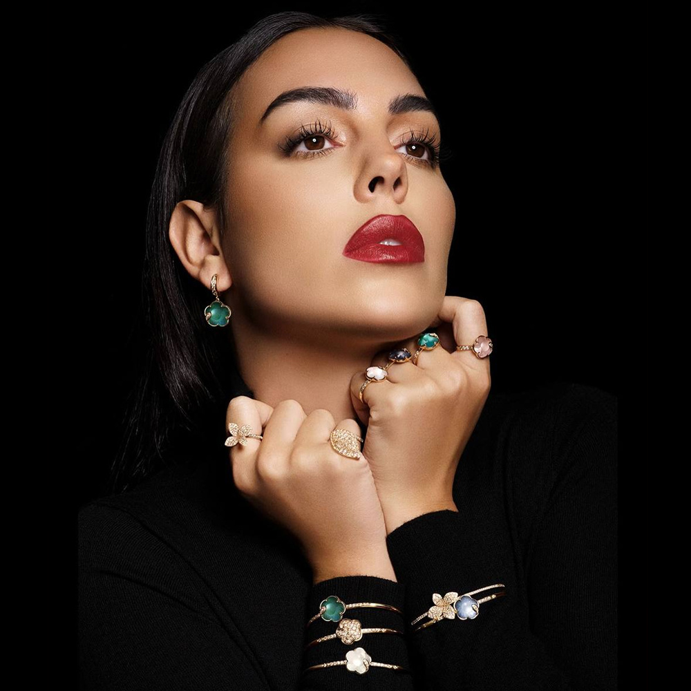 Джорджина Родригес в украшениях Pasquale Bruni Ton Joli, Giardini Segreti и Aleluia из розового золота с бриллиантами, кварцем, лунным камнем, агатом и халцедоном