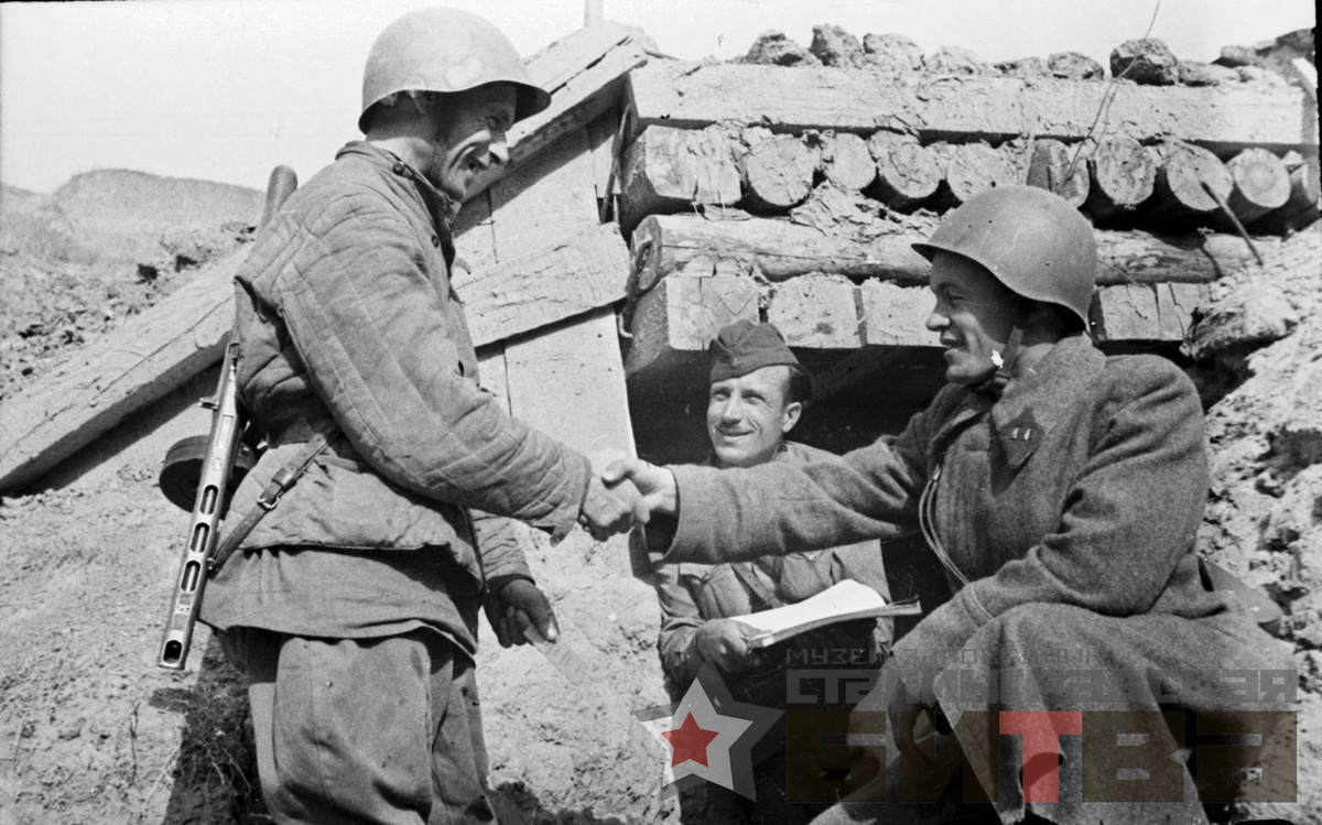 Рюмкин Я.И. Денисов Григорий Иванович, батальонный комиссар, начальник политотдела 36-й Гвардейской стрелковой дивизии вручает партийный билет красноармейцу Серову. Октябрь 1942 г.