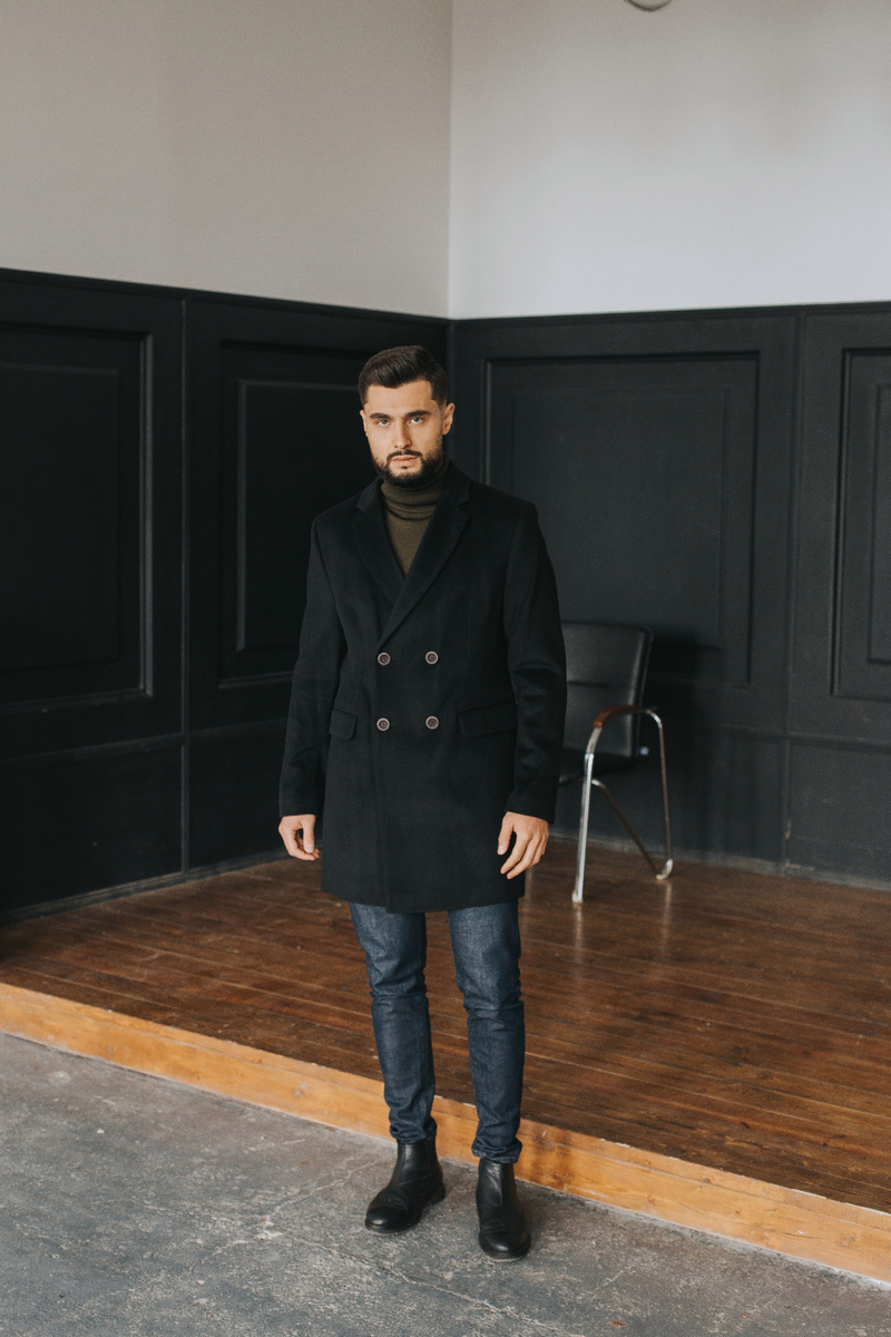 Темно-синие джинсы являются основой базового образа мужчины