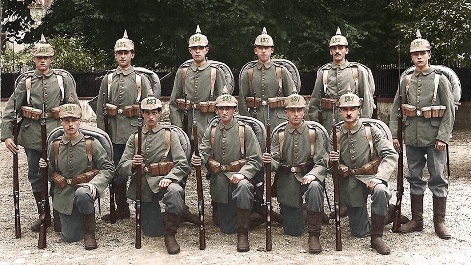 Почему немецкую армию раньше одевали в странные каски с пиками?