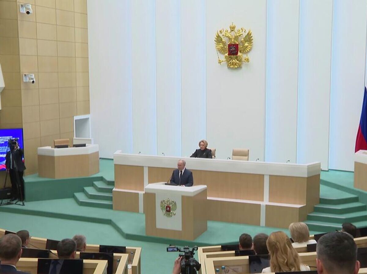    Владимир Путин выступает на заседании Совета Федерации РФ