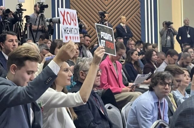    В зале все заметили молодого человека с плакатом «Хочу жениться». Фото: АиФ/ Александра Михова