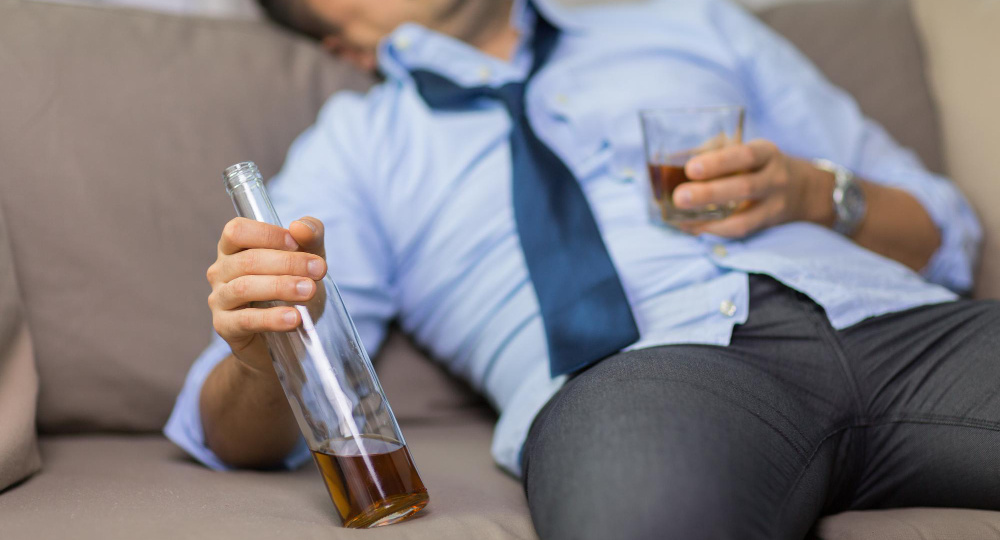 Как вывести из запоя без согласия: что нужно знать близким